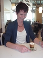 Sigi trinkt ihren letzten Cafe in Rom