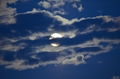 die Wolken umspielen den Mond in einer unbeschreiblichen Art